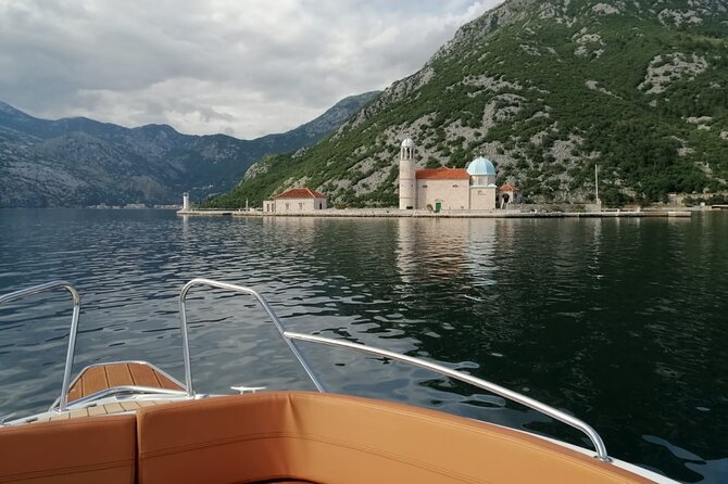 3 Hour Speed Boat Tour to Blue Cave with WiFi and Drinks - What the speedboat format feels like